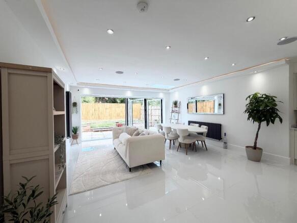 4 bed Semi-Detached for sale Image 4