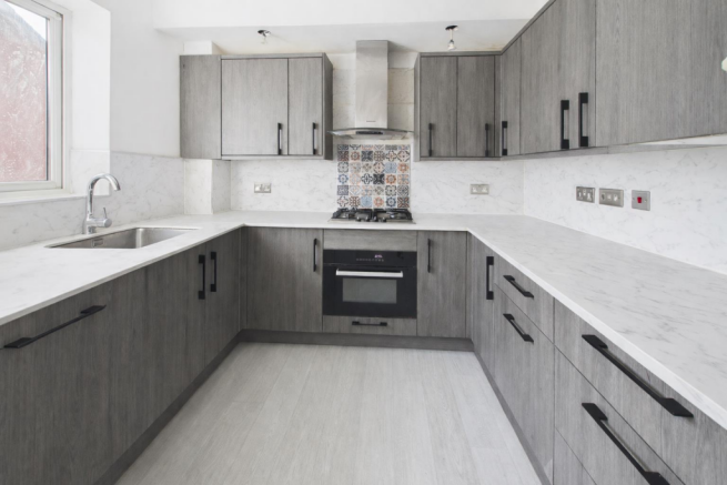 Stunning Kitchen With Dishwasher