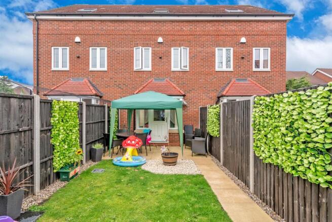 ENCLOSED REAR GARDEN