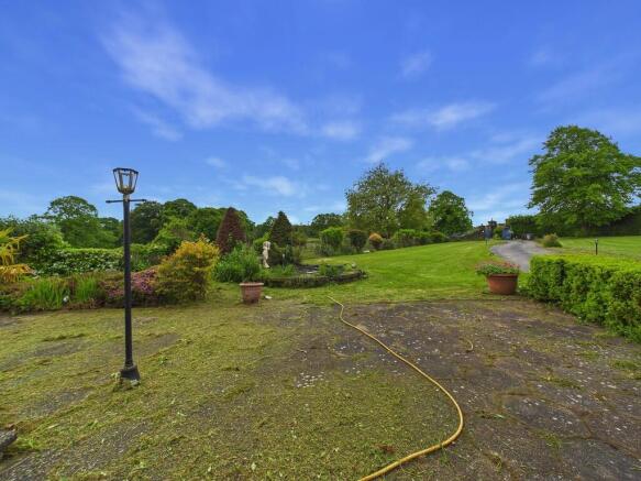 6 bed Detached for sale Image 4