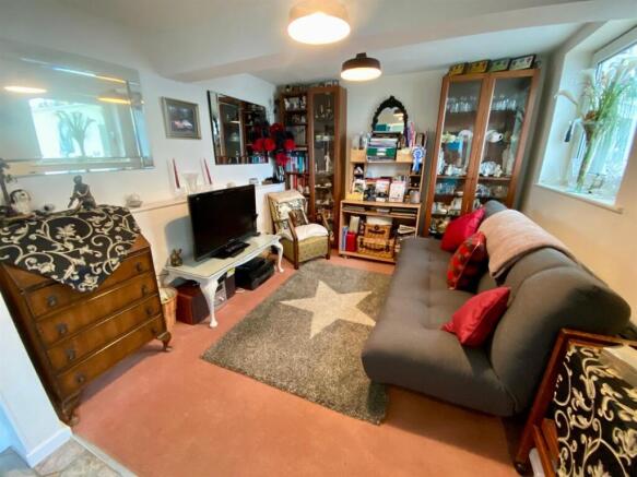 snug-sitting room to lower ground floor.jpg