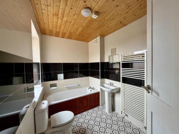 4 bed Semi-Detached for sale Image 11