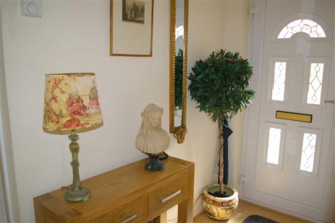 T-SHAPED ENTRANCE HALL