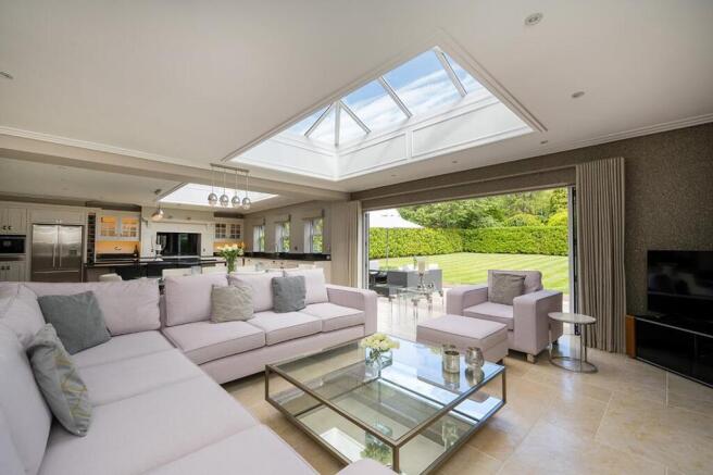 5 bed House for sale Image 11