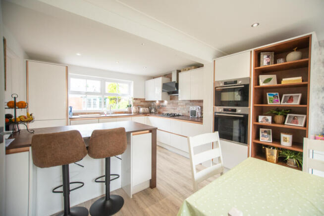 4 bed Detached to rent Image 6