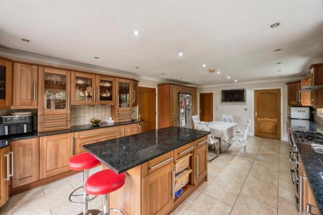 6 bed Detached for sale Image 7
