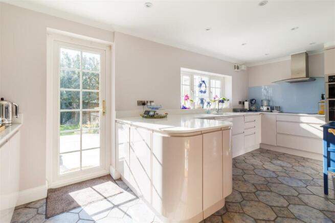 KITCHEN/BREAKFAST ROOM