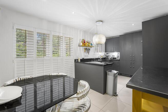 4 bed Town House for sale Image 4