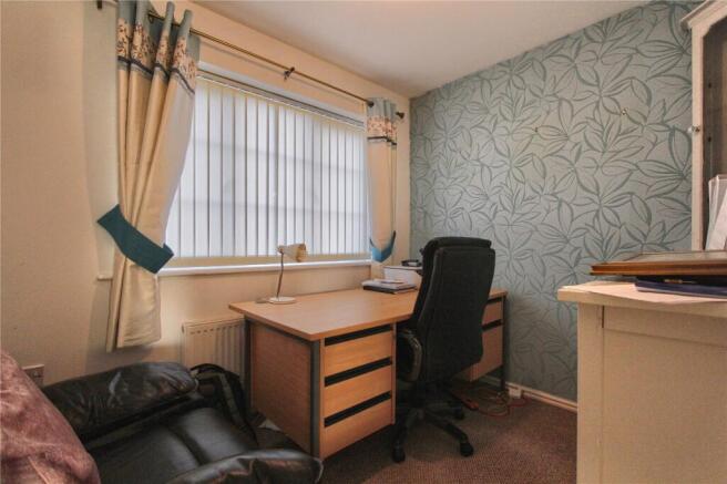 4 bed House to rent Image 12
