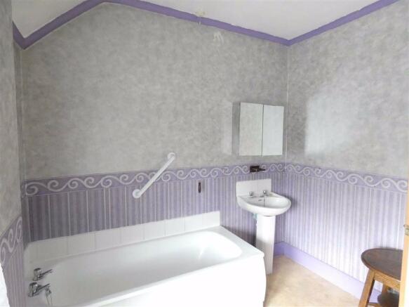 SPACIOUS BATHROOM