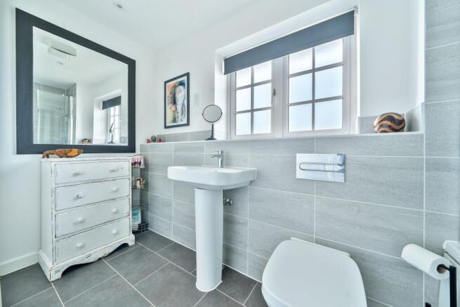 Bathroom W.C (1)