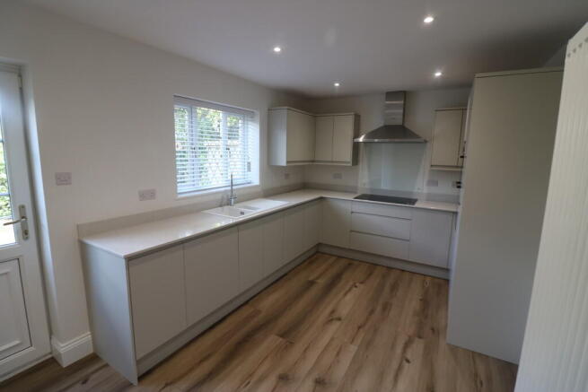 4 bed Detached to rent Image 6