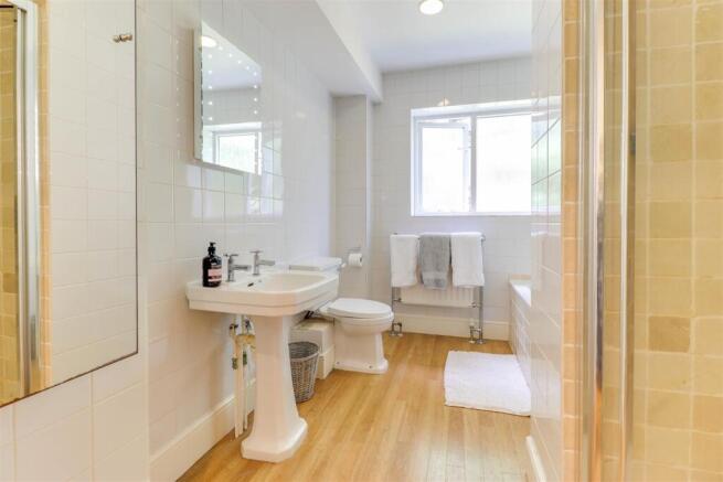 Bathroom 1.1.jpg