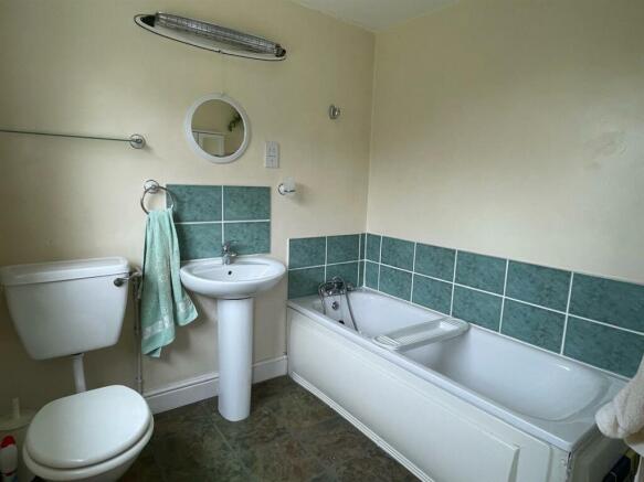 Bathroom..jpg