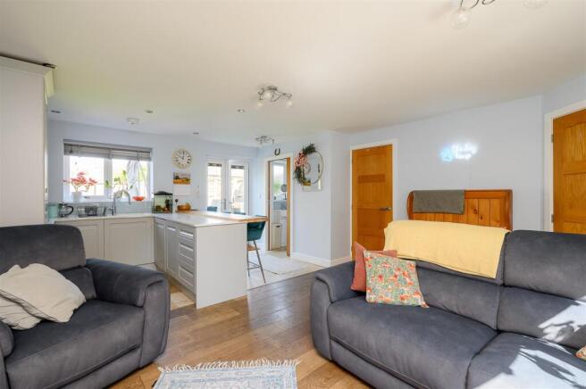 LIVING / KITCHEN