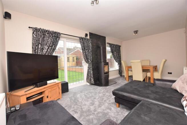 LIVING/ DINING ROOM