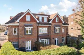 Flat 7, 16 Grange Court, Addlestone Park, Addlestone KT15 1RZ