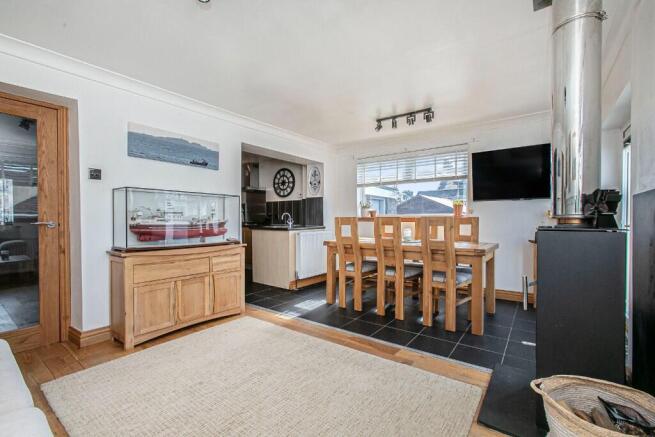 FAMILY TO KITCHEN