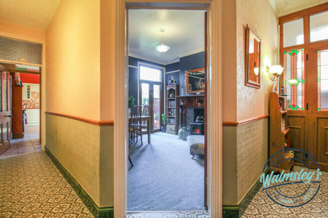 Access to rear itting room