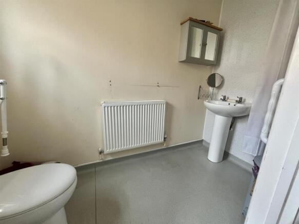 Wet-room Toilet area.jpg