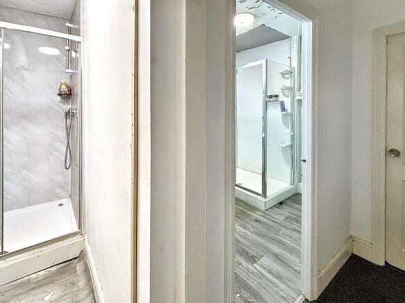 Modern shower room with bright, fresh finishes...