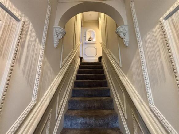 5 bed Link Detached House for sale Image 7
