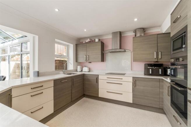 5 bed Detached for sale Image 9