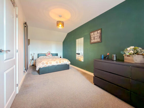 4 bed Detached for sale Image 9
