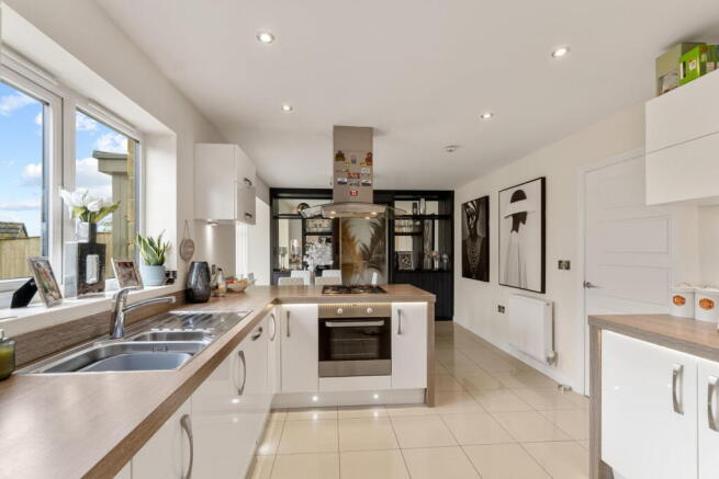 4 bed Detached for sale Image 7