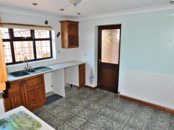 KITCHEN 1.JPG