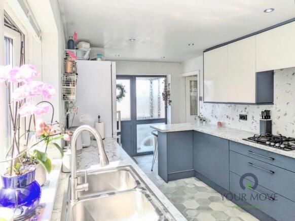 4 bed Semi-Detached for sale Image 3
