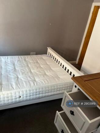 3 bed Flat to rent Image 11