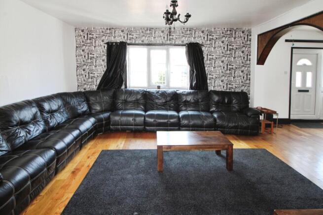 5 bed Detached for sale Image 4