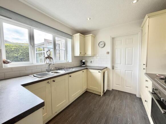 5 bed Detached for sale Image 8