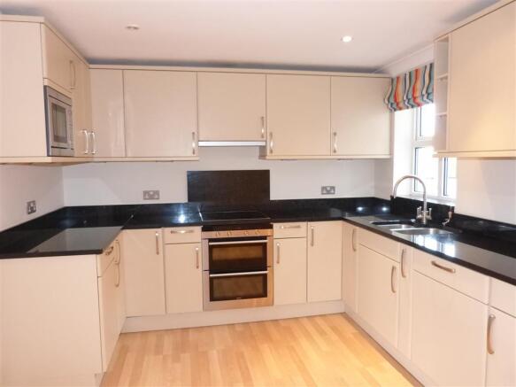 4 bed Detached to rent Image 2