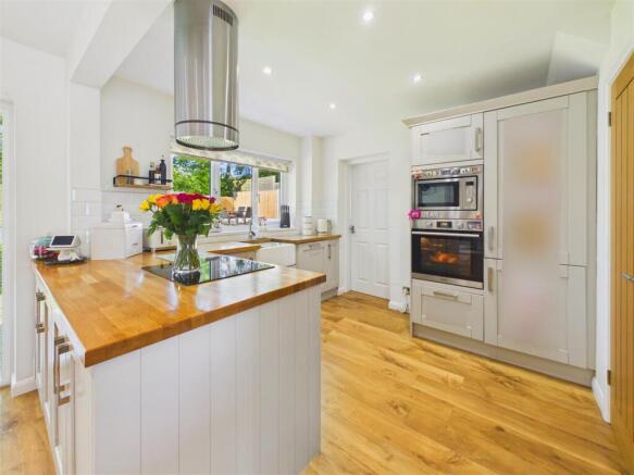4 bed Detached for sale Image 9