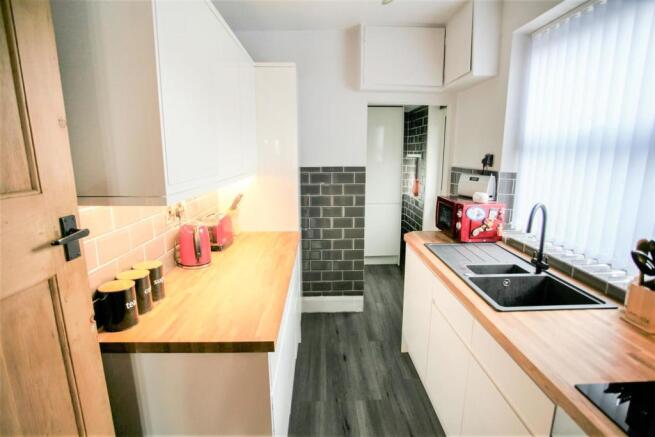 FITTED KITCHEN