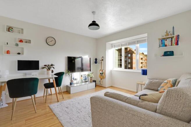 10-cc4bJHPropWorld - 29 Castle Court - 1.jpg