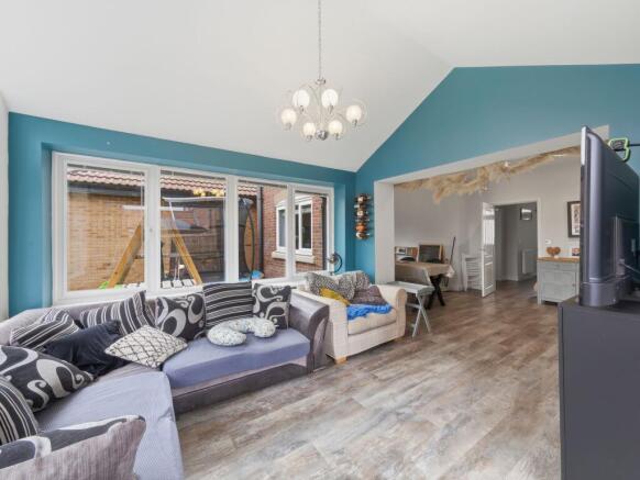 5 bed Detached for sale Image 11