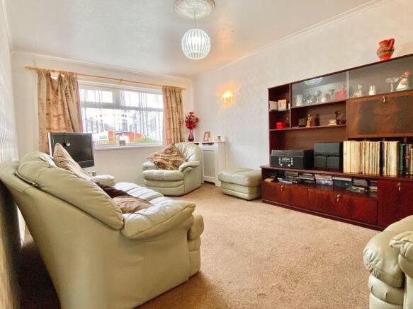 Lounge/Dining ...