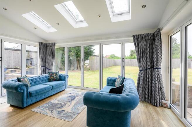 6 bed Detached for sale Image 9