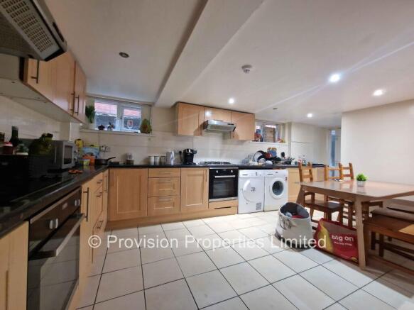 8 bed Semi-Detached to rent Image 5