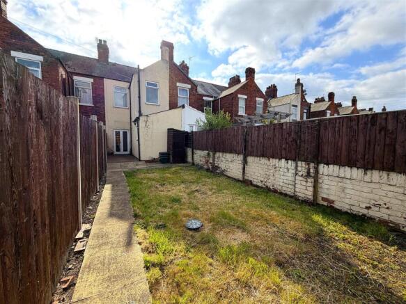 2 bed Terraced to rent Image 5