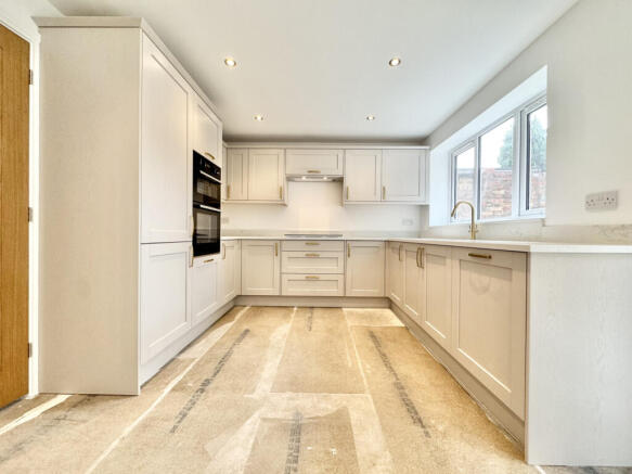 4 bed Detached for sale Image 4