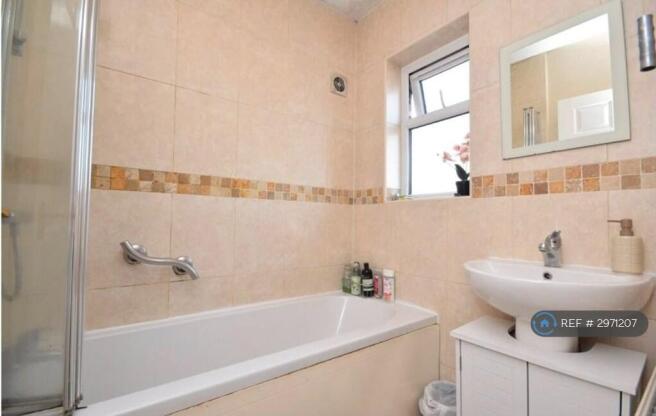 3 bed Semi-Detached to rent Image 9