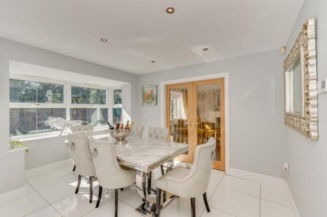5 bed Detached for sale Image 12