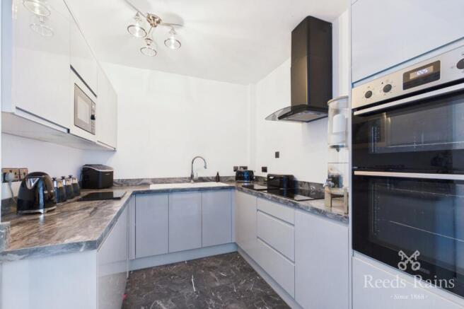 5 bed Semi-Detached for sale Image 4