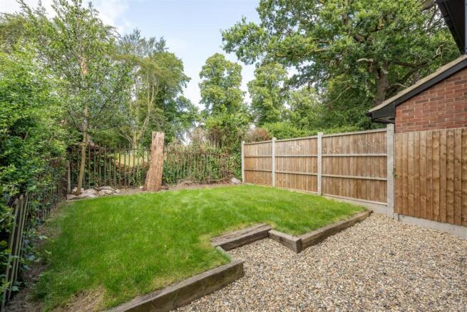 Diana Close, E18