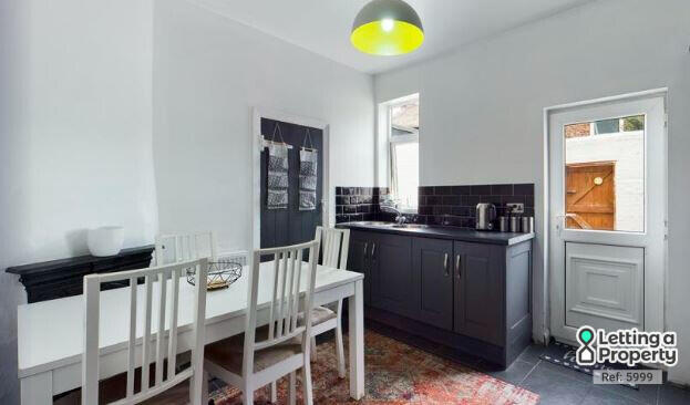 2 bed End of Terrace to rent Image 4