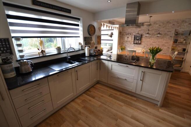 OPEN PLAN FAMILY DINING KITCHEN